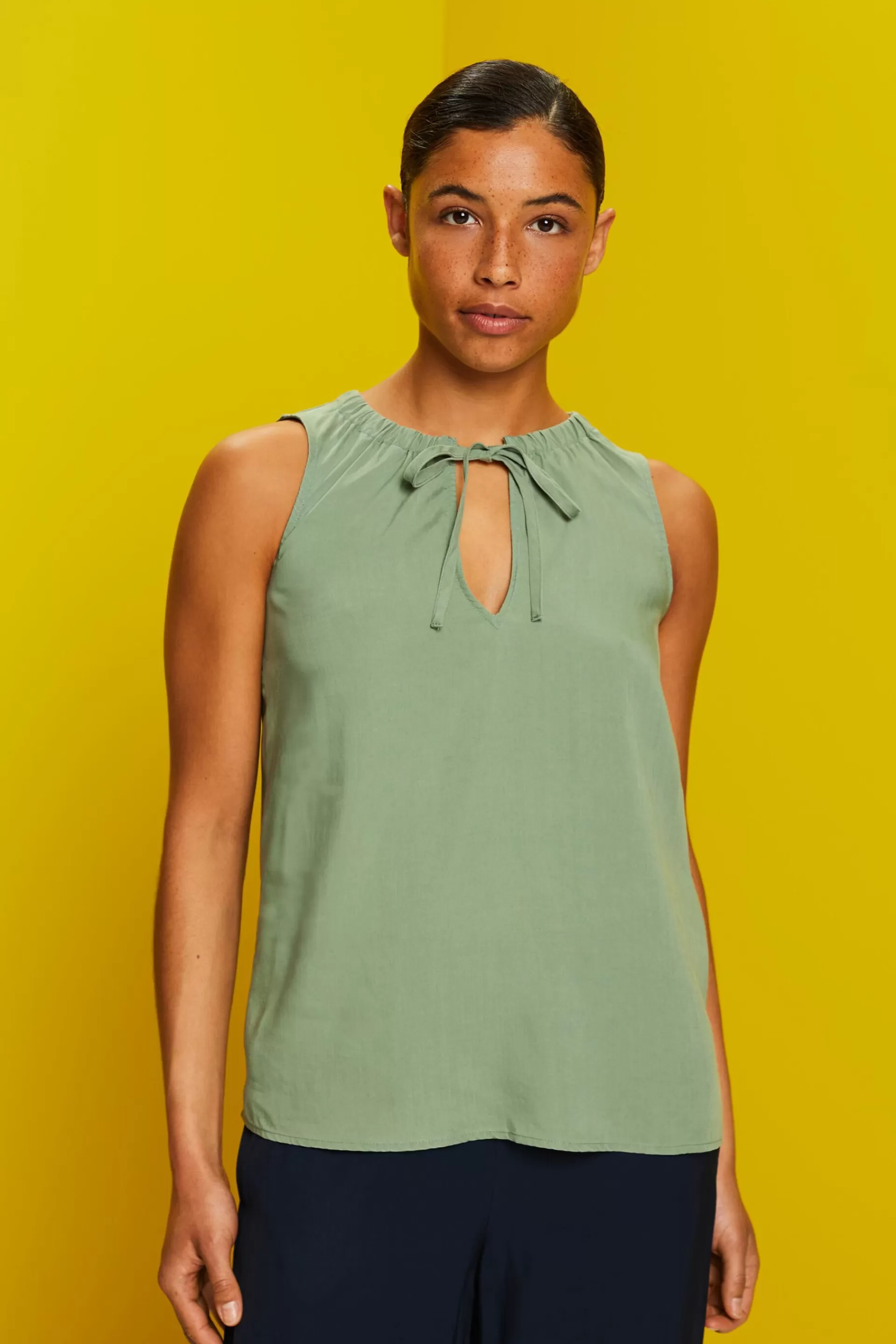 Ärmellose Bluse mit elastischem Kragen-ESPRIT Store
