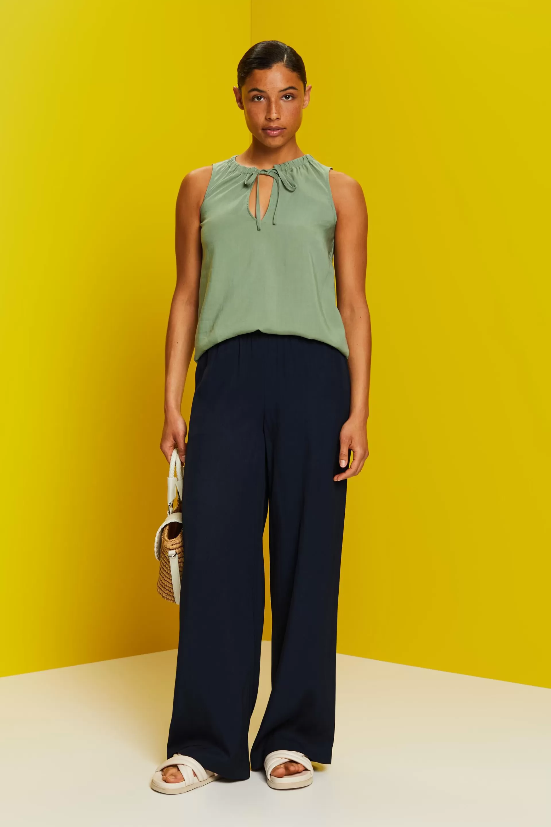 Ärmellose Bluse mit elastischem Kragen-ESPRIT Store