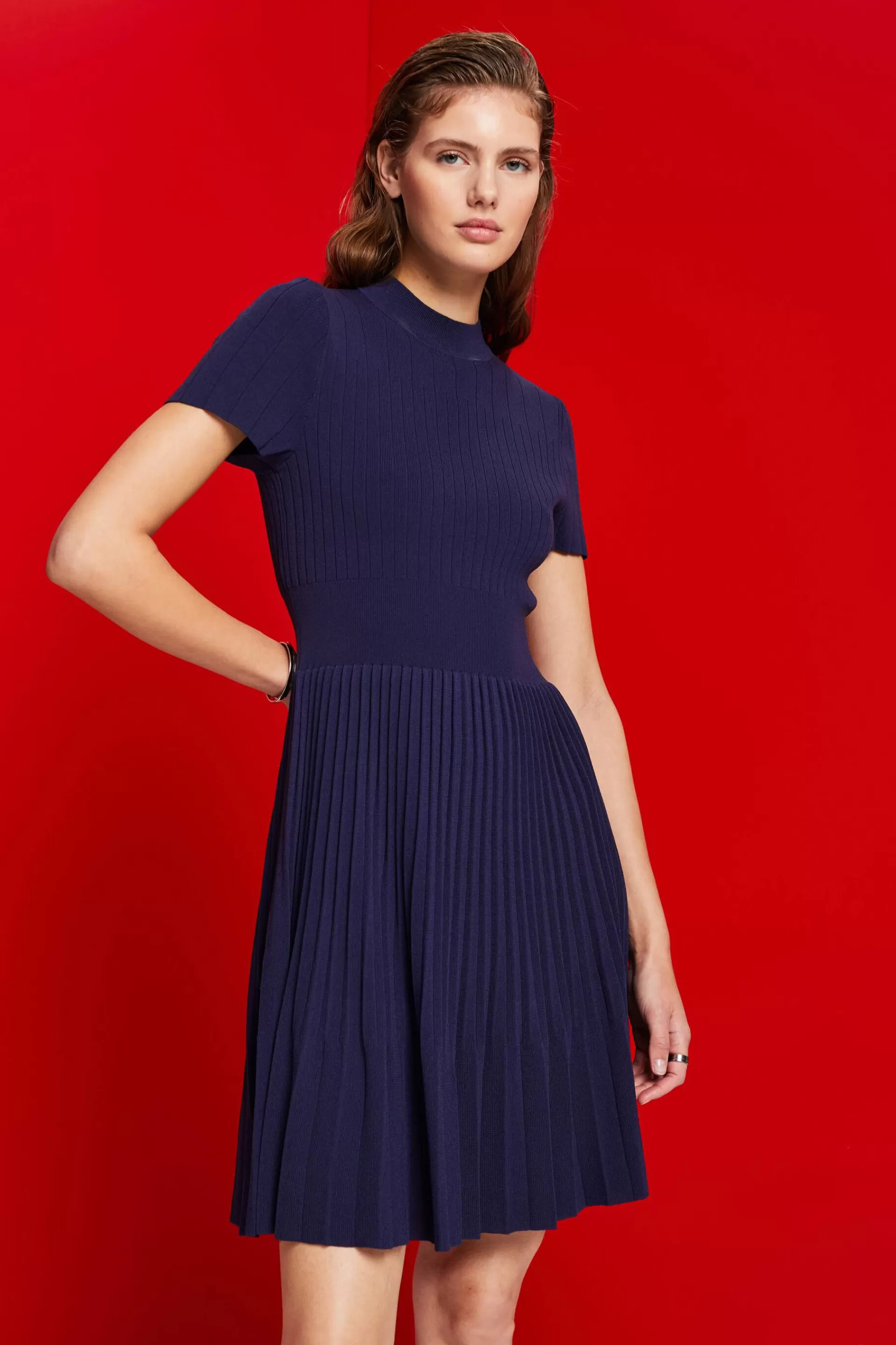 Kurzärmeliges Midikleid mit Plisseefalten und Stehkragen-ESPRIT Clearance