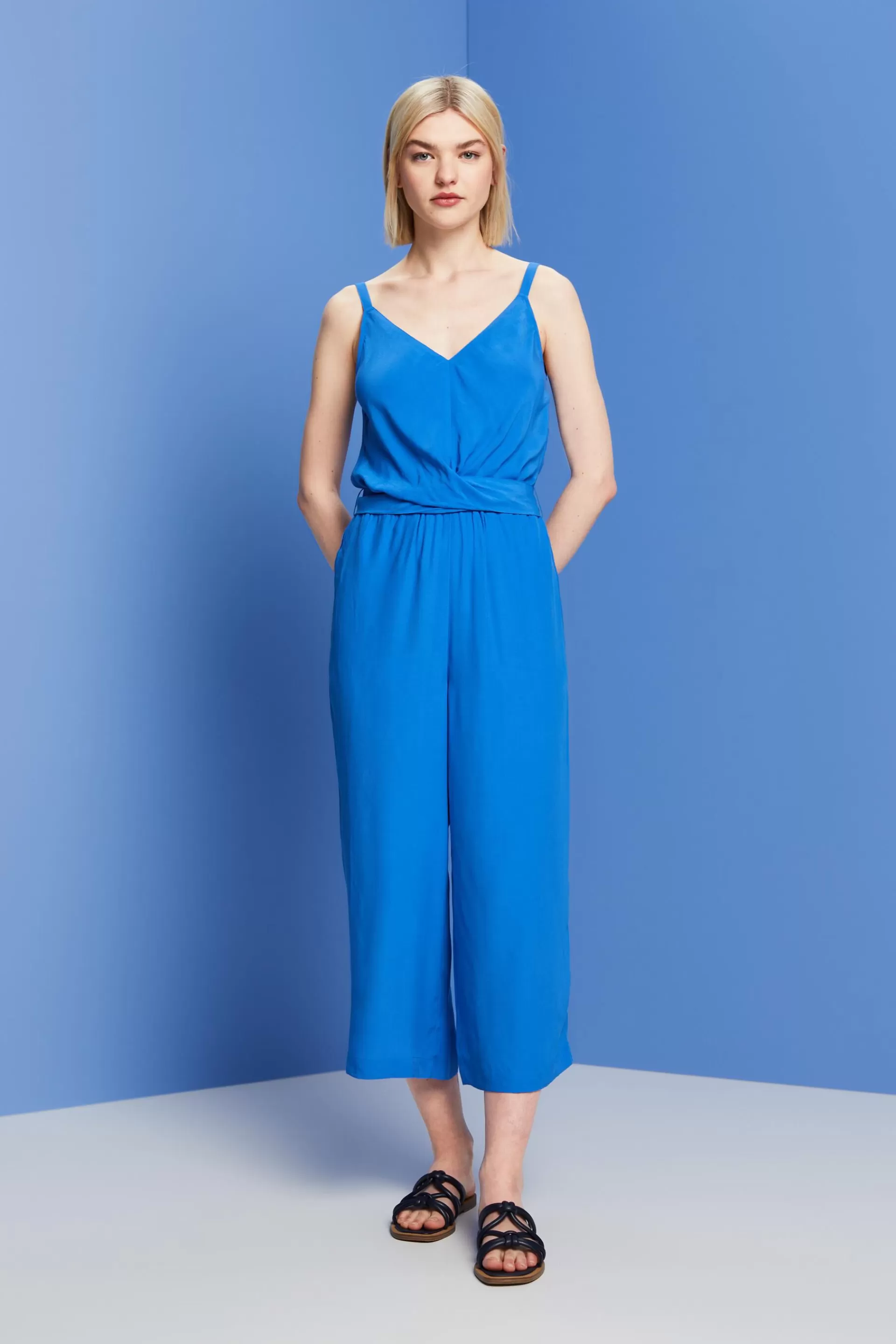 Kurzer Jumpsuit mit V-Ausschnitt-ESPRIT Store
