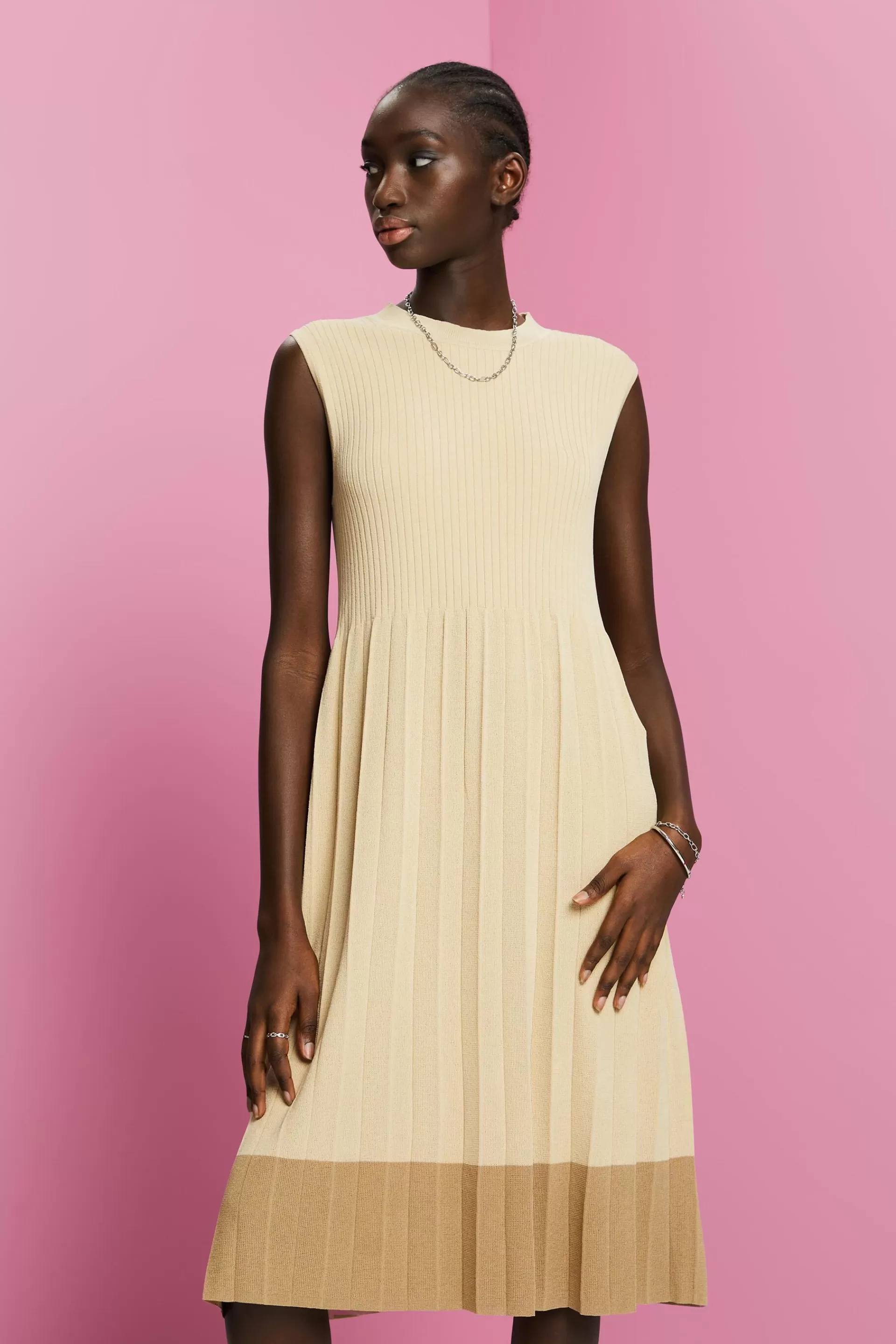 Plissiertes, ärmelloses Maxikleid mit Rundhals-ESPRIT Flash Sale