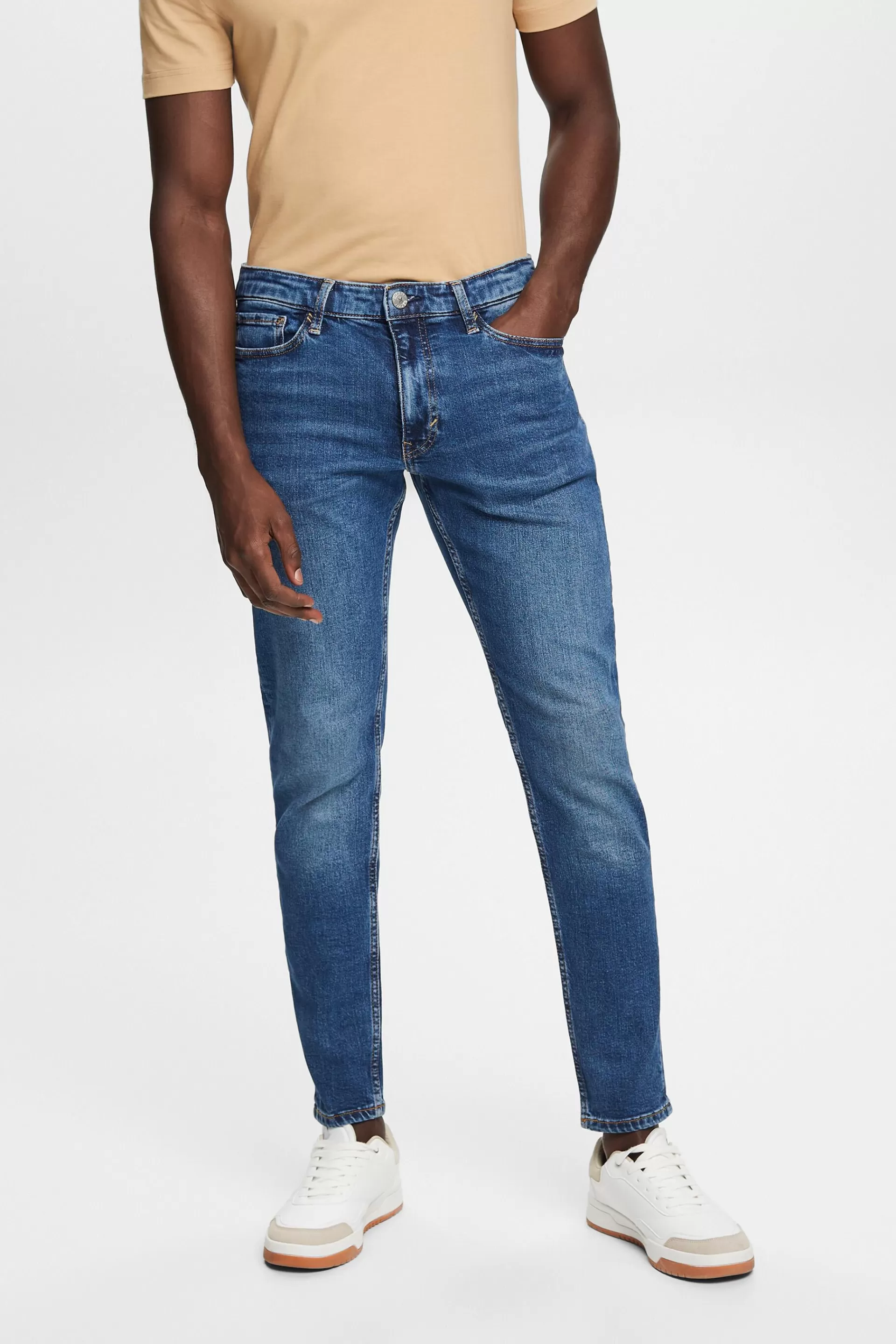 Schmal zulaufende Jeans mit recycelter Baumwolle-ESPRIT New